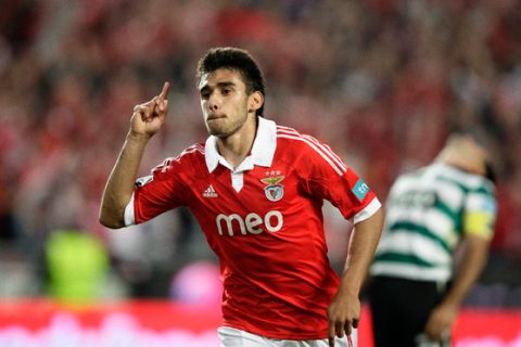 Benfica's Argentinean forward Eduardo Salvio celebrates after score a goal against Sporting during their Portuguese First League soccer match held at Luz stadium, in Lisbon, Portugal, 21 April 2013. INACIO ROSA / LUSA