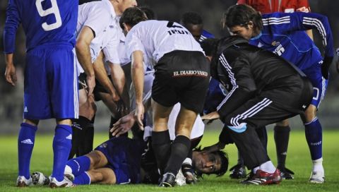Real Madrid player, Ruben de la Red, faints on the pitch as Real Union teammates come to assist him during their Copa Del Rey soccer match at the Gal Stadium in the Basque town of Irun northern Spain, Thursday Oct. 30, 2008. Ruben De La Red has been taken to hospital after collapsing during his team's Copa del Rey match with Real Union. (AP Photo/Alvaro Barrientos)