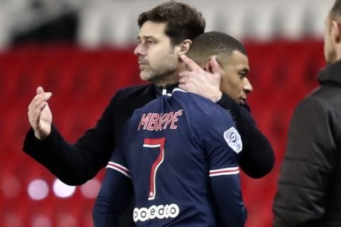 Ο Μαουρίτσιο Ποτσετίνο αγκαλιάζει τον Κιλιάν Εμπαπέ κατά τη διάρκεια αγώνα της Παρί Σεν Ζερμέν με την Νιμ για την Ligue 1