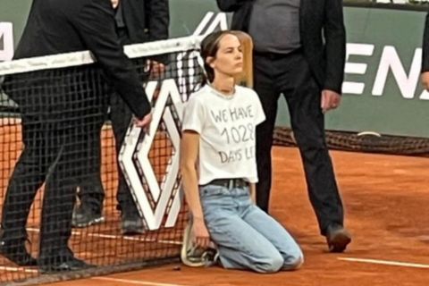 Εισβολέας δέθηκε στο φιλέ στον ημιτελικό του Roland Garros