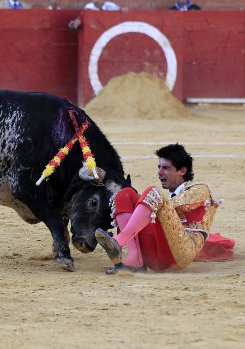 epa05417589 Spanish bullfighter Victor Barrio, 29, is gored during a bullfight held on the occasion of Feria del Angel in Teruel, Aragon (Spain), 09 July 2016. Barrio died due to the injures after being seriously gored by his third bull.  EPA/ANTONIO GARCIA