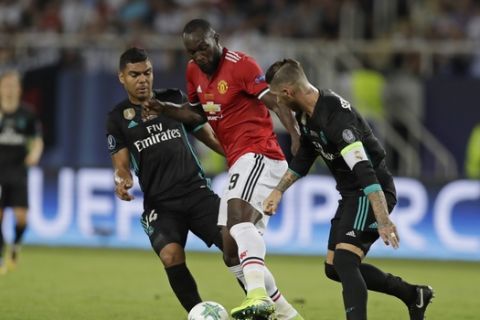 Manchester United's Romelu Lukaku, center is sandwiched between Real Madrid's Casemiro, left and Sergio Ramos during the Super Cup final soccer match between Real Madrid and Manchester United at Philip II Arena in Skopje, Tuesday, Aug. 8, 2017. (AP Photo/Thanassis Stavrakis)