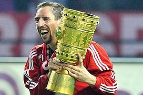 Bayern Munich's French midfielder Franck Ribery runs with the trophy after the Borussia Dortmund vs Bayern Munich football final of the German Cup  at Berlin's Olympic stadium on April 19, 2008. Bayern won by 1-2 and takes the German Cup trophy for the 14th time.     AFP PHOTO  JOHN MACDOUGALL