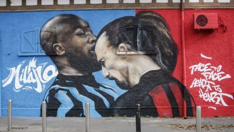 Το head-to-head των Ιμπραχίμοβιτς και Λουκακού σε ντέρμπι μεταξύ της Μίλαν και της Ίντερ αποτυπώθηκε σε γκράφιτι έξω από το "Σαν Σίρο"