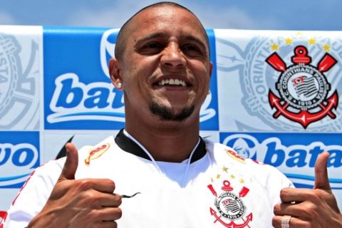 Brazil's soccer player Roberto Carlos gestures as he is officially introduced to Corinthians fans in Sao Paulo, Monday, Jan. 4, 2010. The 36-year-old player said he signed a two-year contract and will end his career at the club after leaving Turkish side Fenerbahce last month. (AP Photo/Andre Penner)