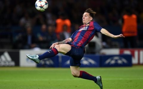 BERLIN, GERMANY - JUNE 06:  Lionel Messi of Barcelona stretches to control the ball during the UEFA Champions League Final between Juventus and FC Barcelona at Olympiastadion on June 6, 2015 in Berlin, Germany.  (Photo by Matthias Hangst/Getty Images)