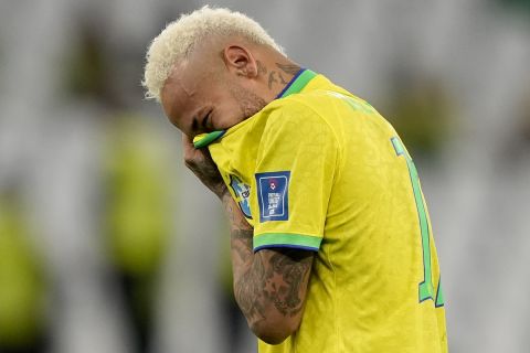 Ο Νεϊμάρ σκουπίζει τα δάκρυά του με τη φανέλα μετά τον αποκλεισμό της Βραζιλίας 