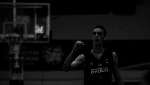 Ο Αλεξέι Ποκουσέβσκι σε στιγμιότυπο από αγώνα της Εθνικής Σερβίας