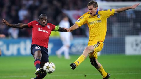 Bate Borisov's belarus midfielder Aliaksandr Hleb (R) vies with Lille's French midfielder Rio Mavuba during the UEFA Champions League football match Lille vs Bate Borisov on september 19, 2012 at the Grand tade in Villeneuve-d'Ascq, northern France.     AFP PHOTO PHILIPPE HUGUEN        (Photo credit should read PHILIPPE HUGUEN/AFP/GettyImages)