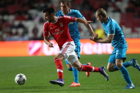 Benficas Andreas Samaris fights for the ball against Zenit's Artyom Dzyuba during a Champions League Round of 16 first leg soccer match between Benfica and Zenit at Benfica's Luz stadium in Lisbon, Portugal, Tuesday, Feb. 16, 2016. (AP Photo/Armando Franca)