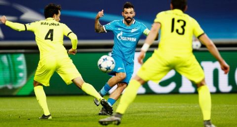 GHENT, BELGIUM - DECEMBER 09:  Danny of Zenit Saint Petersburg shoots on goal in front of Rafinha and Stefan Mitrovic of Gent during the group H UEFA Champions League match between KAA Gent and Football Club Zenit Saint Petersburg held at Ghelamco Arena, on December 9, 2015 in Gent, Belgium.  (Photo by Dean Mouhtaropoulos/Getty Images)