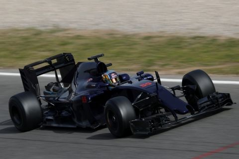MONTMELO, SPAIN - FEBRUARY 22:  Carlos Sainz of Spain and Scuderia Toro Rosso drives during day one of F1 winter testing at Circuit de Catalunya on February 22, 2016 in Montmelo, Spain.  (Photo by Clive Mason/Getty Images)