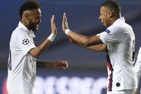 Eμπαπέ και Νεϊμάρ πανηγυρίζουν για γκολ της Παρί Σεν Ζερμέν κόντρα στην Αταλάντα στο Champions League