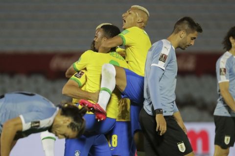 Οι παίκτες της Βραζιλίας πανηγυρίζουν τη νίκη επί της Ουρουγουάης