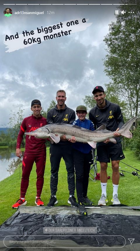 Ο Κώστας Τσιμίκας ψαρεύει κατά τη διάρκεια της προετοιμασίας της Λίβερπουλ στην Αυστρία μαζί με τους Άντριαν και Γκρούγιτς | 18 Ιουλίου 2021