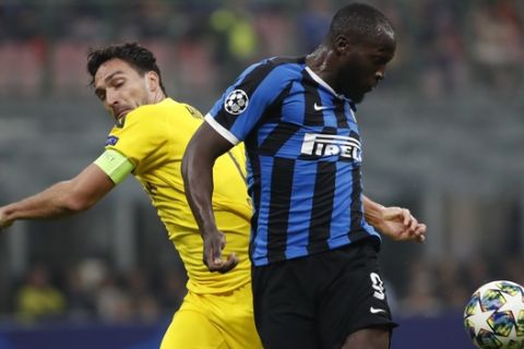 Inter Milan's Romelu Lukaku, right, vies for the ball with Dortmund's Mats Hummels during the Champions League, Group F soccer match between Inter Milan and Borussia Dortmund at the San Siro stadium in Milan, Italy, Wednesday, Oct.23, 2019. (AP Photo/Antonio Calanni)