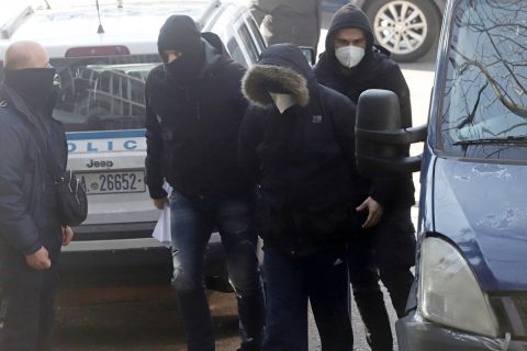Ο 20χρονος Αλβανός οδηγείται στα δικαστήρια για τη δολοφονία του Άλκη