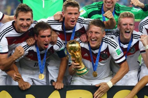 RIO DE JANEIRO, BRAZIL - JULY 13:  (L-R) Miroslav Klose, Philipp Lahm, Erik Durm, Bastian Schweinsteiger and Toni Kroos of Germany celebrate with the World Cup trophy after defeating Argentina 1-0 in extra time during the 2014 FIFA World Cup Brazil Final match between Germany and Argentina at Maracana on July 13, 2014 in Rio de Janeiro, Brazil.  (Photo by Martin Rose/Getty Images)