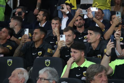Οι παίκτες της ΑΕΚ φωτογραφίζουν τις στιγμές στην OPAP Arena