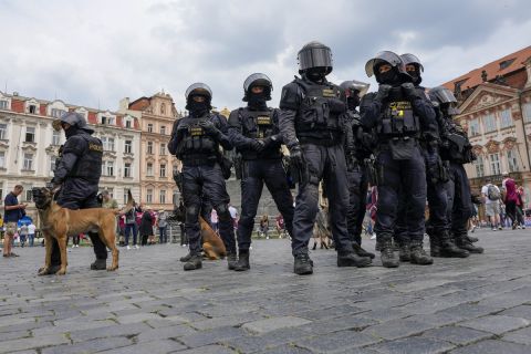 Αστυνομικοί στην Πράγα πριν από τον τελικό Europa Conference League 2022-2023 | Τετάρτη 7 Ιουνίου 2023