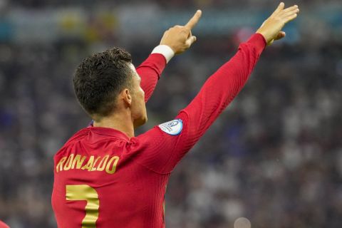 Ο Κριστιάνο Ρονάλντο πανηγυρίζει ένα από τα πέντε γκολ του στο Euro 2020