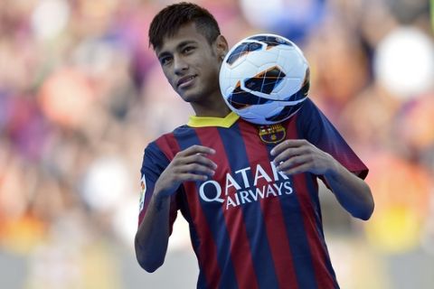 El jugador del Barcelona, Neymar, controla el balón en su presentación oficial el lunes, 3 de junio de 2013, en Barcelona. (AP Photo/Manu Fernandez)