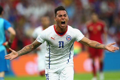 RIO DE JANEIRO, BRAZIL - JUNE 18:  Eduardo Vargas of Chile celebrates scoring his team's first goal during the 2014 FIFA World Cup Brazil Group B match between Spain and Chile at Maracana on June 18, 2014 in Rio de Janeiro, Brazil.  (Photo by Jamie Squire/Getty Images)