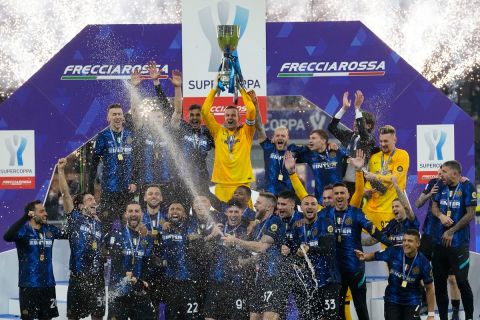 Οι παίκτες της Ίντερ πανηγυρίζουν την κατάκτηση του Supercoppa 2021 έπειτα από τη νίκη τους επί της Γιουβέντους στο "Τζιουζέπε Μεάτσα", Μιλάνο | Τετάρτη 12 Ιανουαρίου 2022