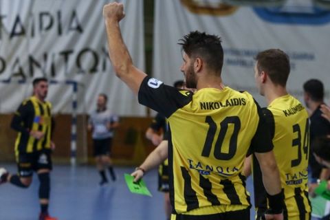 Ο Παναγιώτης Νικολαΐδης πανηγυρίζει τέρμα που πέτυχε στον αγώνα ΑΕΚ - Ολυμπιακός για την Handball Premier.