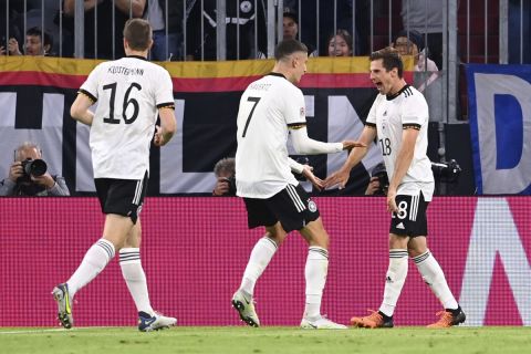 Ο Κάι Χάβερτς πανηγυρίζει γκολ με τον Κλόστερμαν και τον Χόφμαν γκολ της Εθνικής Γερμανίας στο Nations League