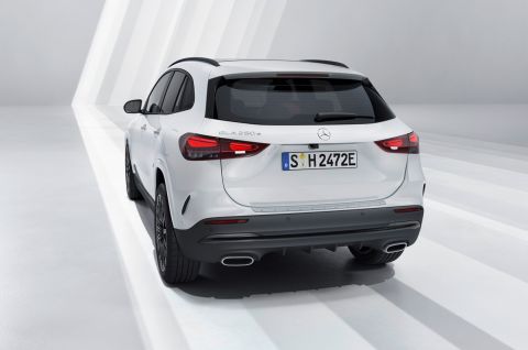 Mercedes-Benz GLA 250 e (preliminary figures: fuel consumption combined, weighted: 1.4-1.1 l/100 km; CO2 emissions combined, weighted: 31-24 g/km; electricity consumption combined, weighted: 23.8-21.1 kWh/100 km)
Information on fuel consumption, CO2 emissions, electricity consumption and range is provisional and was determined internally in accordance with the "WLTP test procedure" certification method. Neither confirmed values from an officially recognised testing organisation nor an EC type approval nor a certificate of conformity with official values are available to date.. Deviations between the data and the official values are possible.