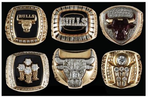 Τα έξι δαχτυλίδια από τα ισάριθμα πρωταθλήματα των Σικάγο Μπουλς, ιδιοκτησίας του Τζον Καπς. Δημοπρατήθηκαν αντί 255.840 δολαρίων τα ξημερώματα της Παρασκευής 23/10/2020.