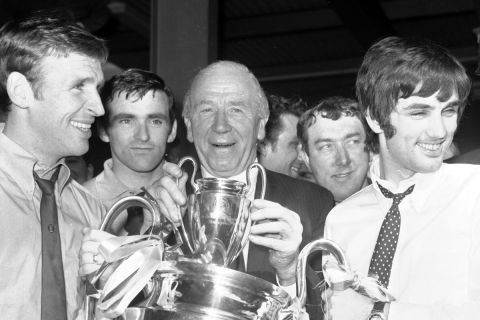 Ο Τζορτζ Μπετς (δεξιά) με το Κύπελλο Πρωταθλητριών που κατέκτησε το 1968 με τη φανέλα της Μάντσεστερ Γιουνάιτεντ | 30 Μαΐου 1968
