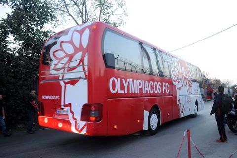 Επίθεση με μολότοφ με στόχο το πούλμαν του Ολυμπιακού