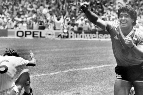 Ο Ντιέγκο Μαραντόνα στην αναμέτρηση της Αργεντινής με την Αγγλία στο Μουντιάλ του 1986