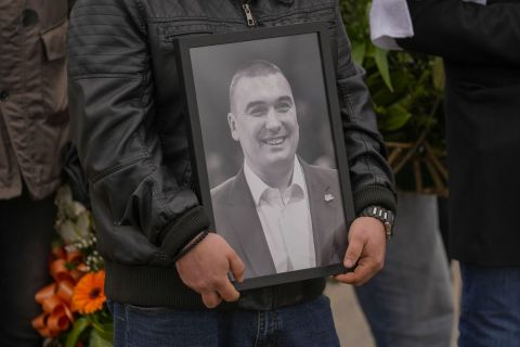 Ράγισαν καρδιές στο τελευταίο αντίο στον Ντέγιαν Μιλόγεβιτς, παρών στην κηδεία του και ο Στιβ Κερ