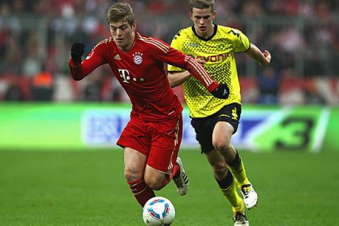 MUNICH, GERMANY - NOVEMBER 19:  Toni Kroos (L) of Muenchen battles for the ball with Sven Bender of Dortmund during the Bundesliga match between FC Bayern Muenchen and Borussia Dortmund at Allianz Arena on November 19, 2011 in Munich, Germany.  (Photo by Alexander Hassenstein/Bongarts/Getty Images)
