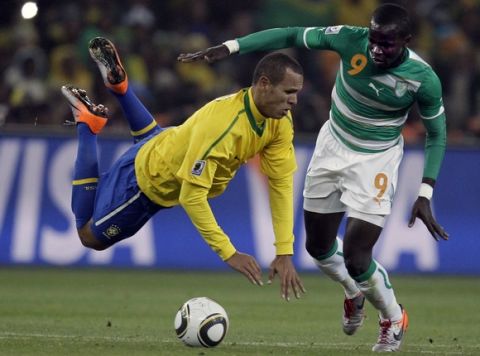 Brazil's Luis Fabiano, left, vies with Ivory Coast's Cheick Tiote during the World Cup group G soccer match between Brazil and Ivory Coast at Soccer City in Johannesburg, South Africa, Sunday, June 20, 2010.  (AP Photo/Matt Dunham)