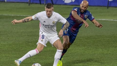 Μονομαχία μεταξύ Κρόος και Ρίκο σε αναμέτρηση της Ρεάλ Μαδρίτης με την Ουέσκα για την La Liga