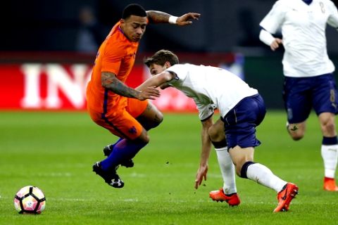 Italy's Daniele Rugani, right, fouls Netherlands' Memphis Depay, left, during the international friendly soccer match between The Netherlands and Italy at the ArenA stadium in Amsterdam, Netherlands, Tuesday, March 28, 2017. (AP Photo/Peter Dejong)