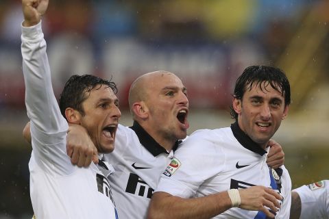 Οι τρεις Αργεντινοί της Ίντερ Χαβιέρ Σανέτι, Εστέμπαν Καμπιάσο και Ντιέγκο Μιλίτο, πανηγυρίζουν μετά από γκολ της ομάδας τους κόντρα στην Μπολόνια σε αγώνα της Serie A (28 Οκτωβρίου 2012)