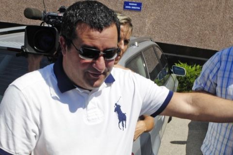 Ο Ραϊόλα έξω από το Καμπ Νόου το 2010, όταν διαπραγματευόταν τη μεταγραφή του Ιμπραχίμοβιτς στη Μίλαν από τη Μπαρτσελόνα