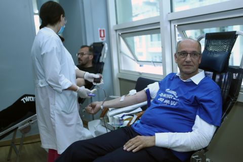 Ο Βαγγέλης Λιόλιος δίνει αίμα στο πλαίσιο της αιμοδοσίας της ΕΟΚ στα γραφεία της