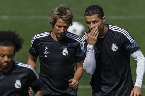Real Madrid's Cristiano Ronaldo from Portugal, right, talks to Coentrao during a training session at the Valdebebas Stadium in Madrid, Spain, Tuesday, May 12, 2015. Real Madrid will play against Juventus in a second leg semifinal Champions League soccer match on Wednesday. (AP Photo/Daniel Ochoa de Olza)