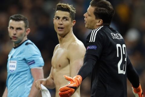 Juventus goalkeeper Wojciech Szczesny, right, reacts after failing to save Real Madrid's Cristiano Ronaldo's, center, penalty shot during a Champions League quarter-final, 2nd leg soccer match between Real Madrid and Juventus at the Santiago Bernabeu stadium in Madrid, Spain, Wednesday, April 11, 2018. (AP Photo/Paul White)