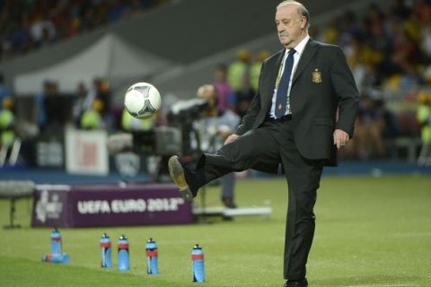 Spanish headcoach Vicente Del Bosque is seen dribbling the ball during the Euro 2012 football championships final match Spain vs Italy on July 1, 2012 at the Olympic Stadium in Kiev. AFP PHOTO / PIERRE-PHILIPPE MARCOU        (Photo credit should read PIERRE-PHILIPPE MARCOU/AFP/GettyImages)
