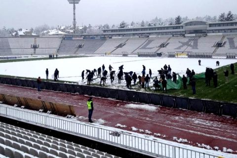 Οπαδοί της Παρτίζαν καθάρισαν το γήπεδο από το χιόνι