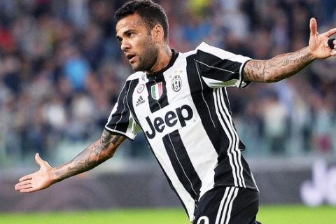 epa05551207 Juventus' Dani Alves celebrates after scoring the 3-0 lead during the Italian Serie A soccer match between Juventus FC and Cagliari Calcio at Juventus Stadium in Turin, Italy, 21 September 2016. EPA/ALESSANDRO DI MARCO