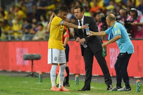 SINGAPORE - OCTOBER 14:  Brazil head coach Dunga instructs to Neymar during the international friendly match between Japan and Brazil at the National Stadium on October 14, 2014 in Singapore.  (Photo by Masterpress/Getty Images)