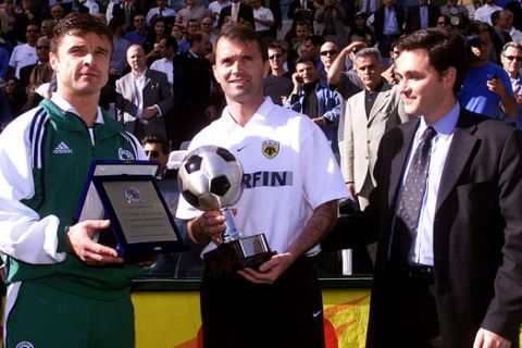 Ο Τόνι Σαβέβσκι δίνει τιμητική πλακέτα στον Κριστόφ Βαζέχα για την προσφορά του στο ελληνικό ποδόσφαιρο